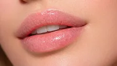Os batons estão ficando no passado - a nova tendência deixa os lábios maiores e mais brilhantes