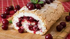 Receita de rocambole de merengue com cerejas — tão gostoso quanto em uma cafeteria