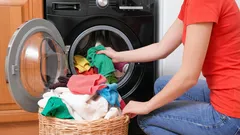 Por que adicionar vinagre na máquina de lavar: benefícios inesperados para a roupa