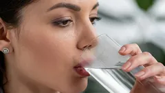 Perguntámos a 4 especialistas se a água quente ajuda a emagrecer — todos responderam o mesmo