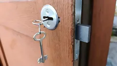 Por que não deve deixar a chave na fechadura? Não protege — facilita o arrombamento