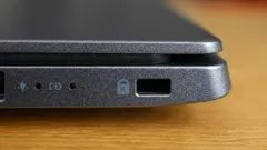 O que é esse conector estranho no corpo do laptop e por que quase ninguém o utiliza?