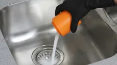 O entupimento do lavatório desaparece numa hora: método simples sem chamar o canalizador