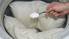 O amarelado desaparece num estalar de dedos: com uma colher, as almofadas ficam brancas como a neve