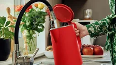 A maioria comete um erro ao usar a chaleira elétrica: eis o que não deve mesmo fazer