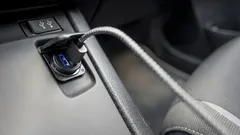 Deixe de usar a porta USB do carro para carregar: há uma forma mais rápida